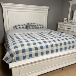 Kanwyn Whitewash Queen Panel Bed  
