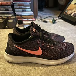 Nike Women’s Free Run! One Of Nikes Lightest And Most Comfortable Shoes! Women’s Size 6. 