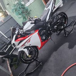 R1 YAMAHA   2011.    1000cc