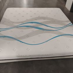  Kings Size SEALY Mattress and Box Spring 