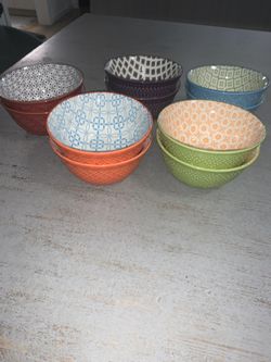 Medium sized multi color bowls set - like new