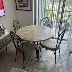 Beautiful Breakfast Table With Four Chairs !! Great Condition