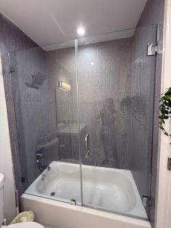 🚿 Frameless Glass Shower Door – Modern Look – PRICED TO SELL 🚿