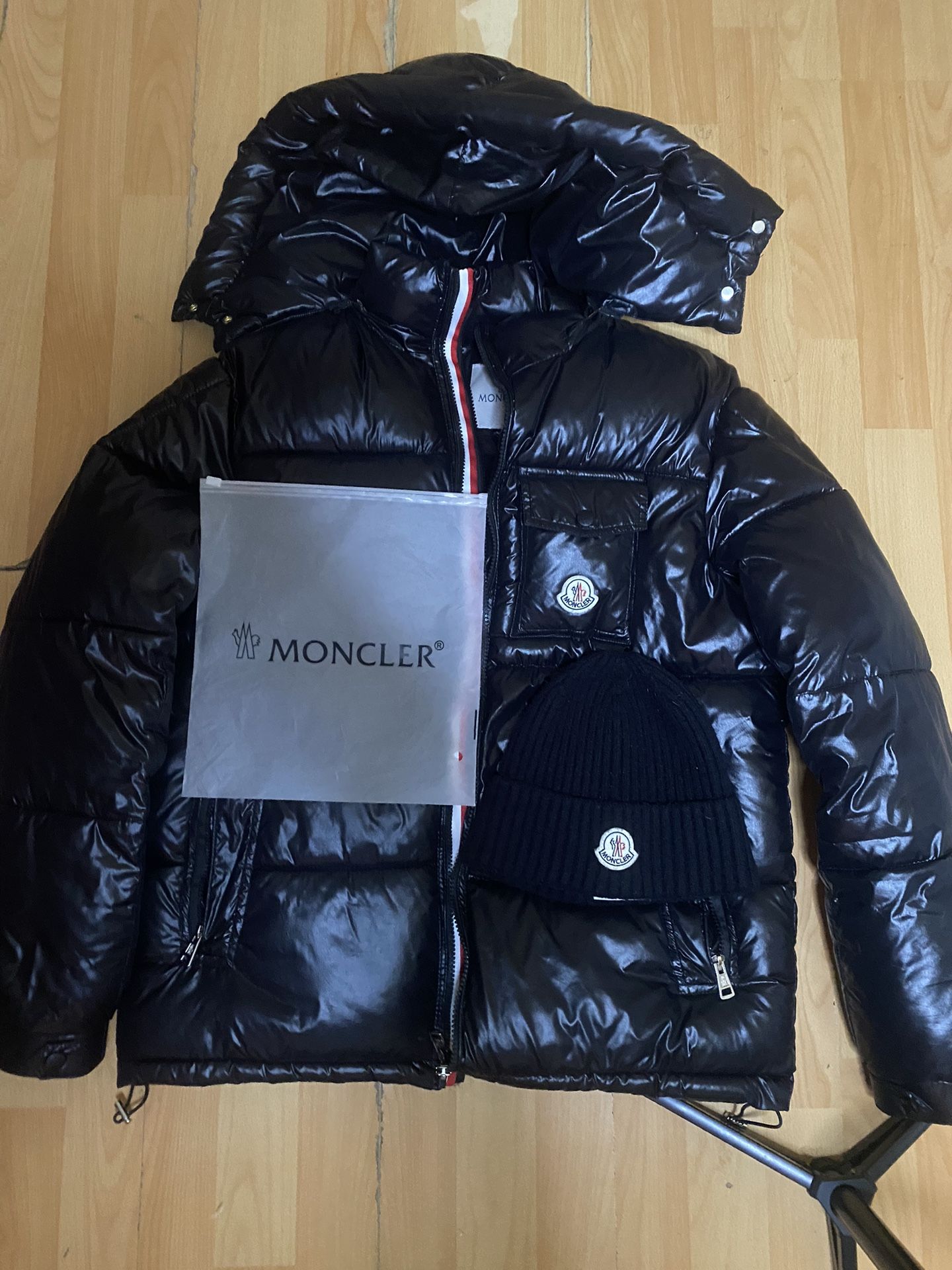 Brand New Moncler Beanie Wit Puffer Jacket