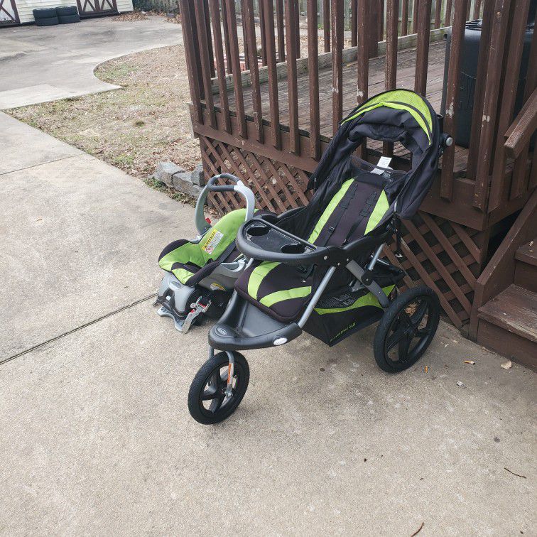 Baby Trend Jogger Stroller& Built In Carseat.Also Has A Built In Speaker You Can Connect Your Phone To.