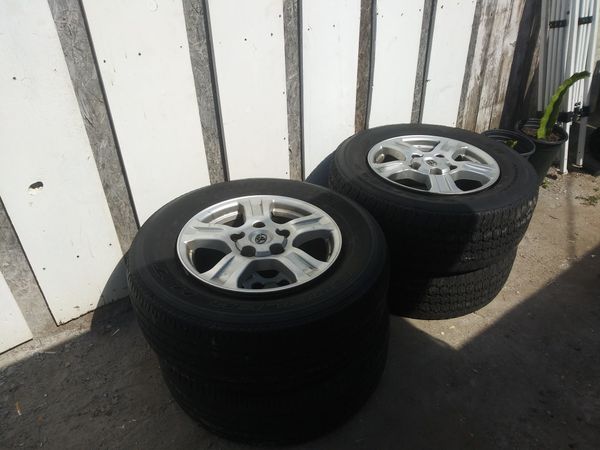 2008 Toyota Tundra aluminum rims and tires for Sale in Lakewood, CA