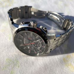 Seiko Solar Watch Works Fine While Using Outside With Sun Is Out But Indoors Stops Working After A Little While Don’t Know Why Sold As Is Good Conditi