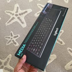 Logitech K830 Illuminated Living-Room Keyboard with Built-in Touchpad – Easy-Access Media Keys and Shortcut Keys for Windows or Android