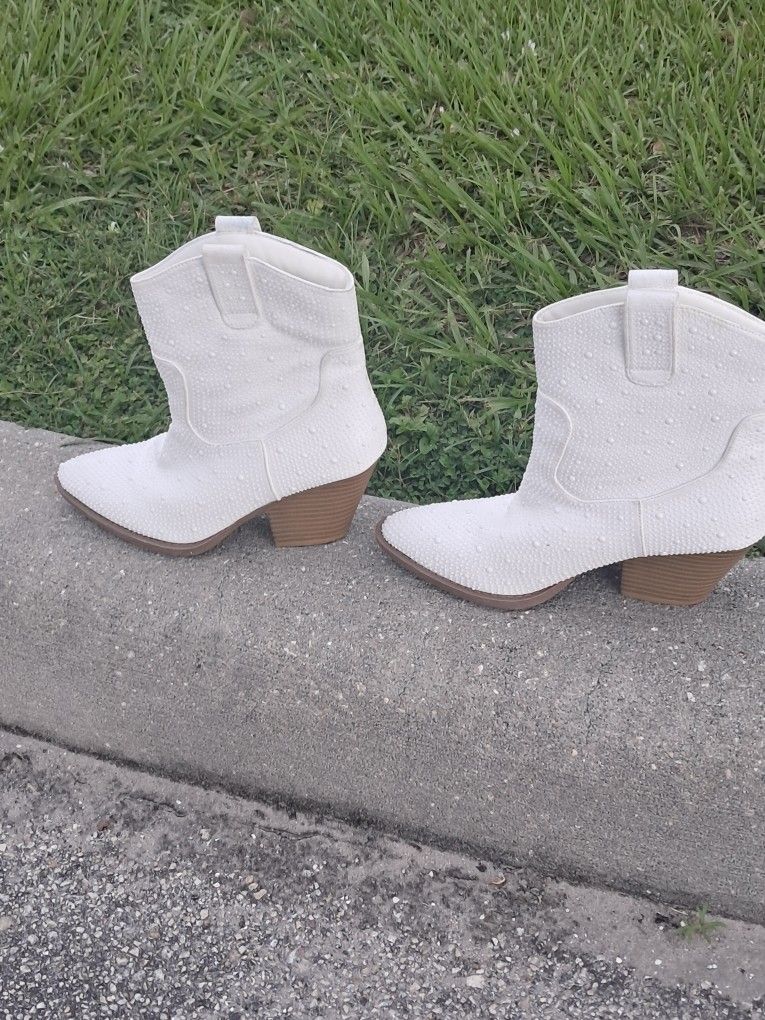 Size 8.5 White Pearl-Studded (Faux) Western Ankle Boots.