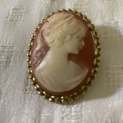 Vintage Gold Tone Cameo Brooch 