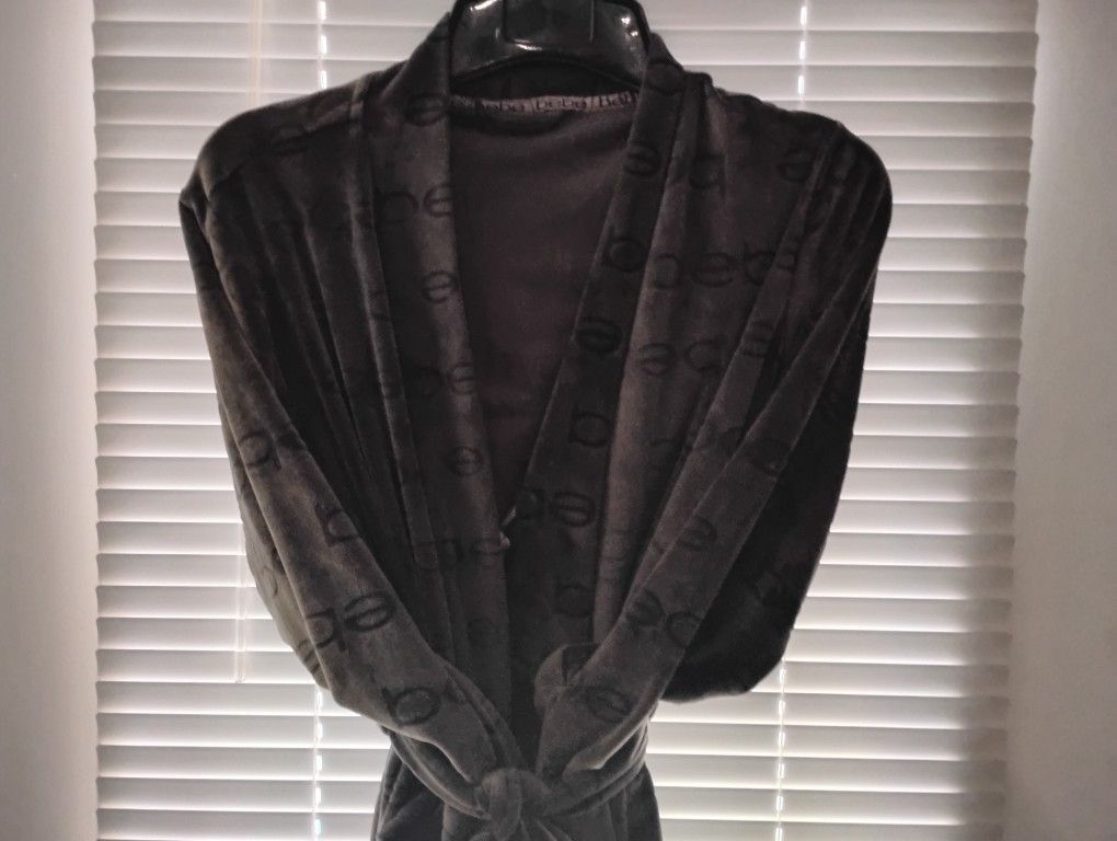 Bebe Brand New Super Soft Gray Short Robe Size Medium