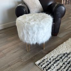 white fur ottoman