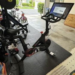Peloton Bike (Original) w/ Touchscreen – Great Condition
