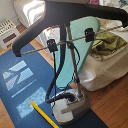 Conair garment Upright steamer,  Model GS28 + table iron board 
Conair garment steamer,  Model GS28.
Manu