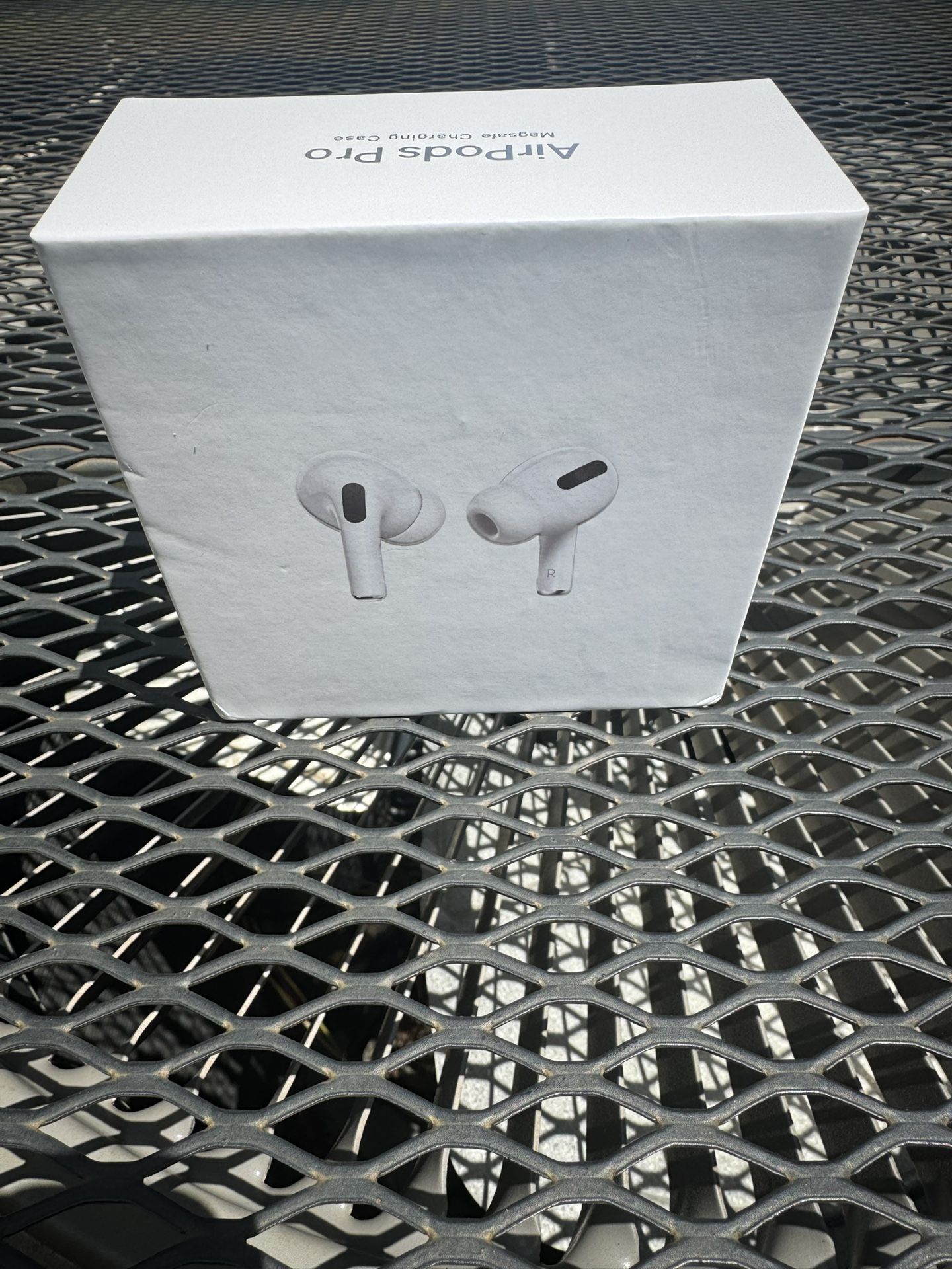 AirPods Pro 1st Gen With MagSafe Charging Case