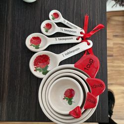 Red Flowers Measuring Set