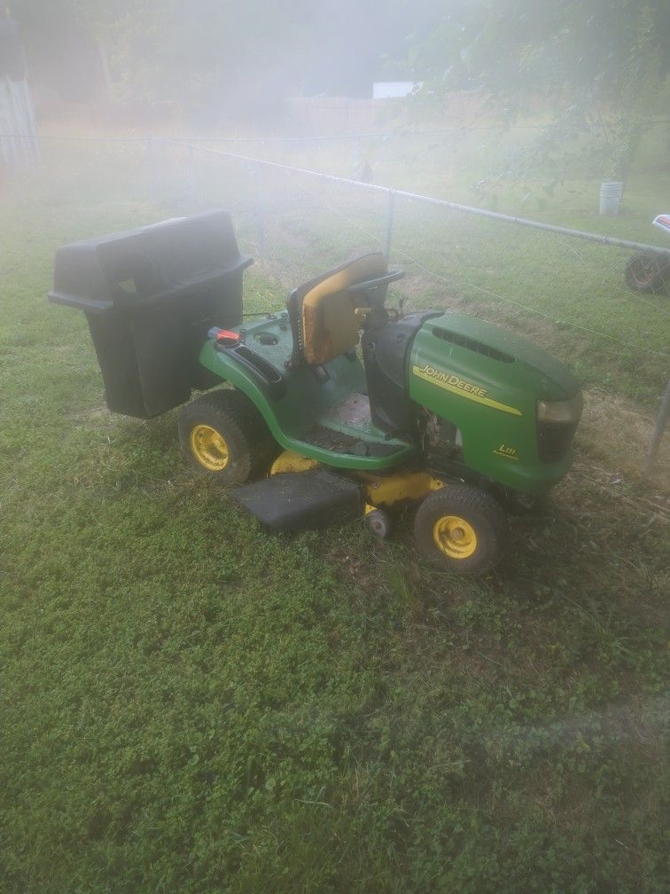 John Deere L111