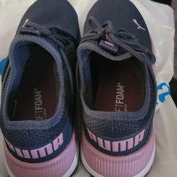 Women's 9.5 puma sneakers