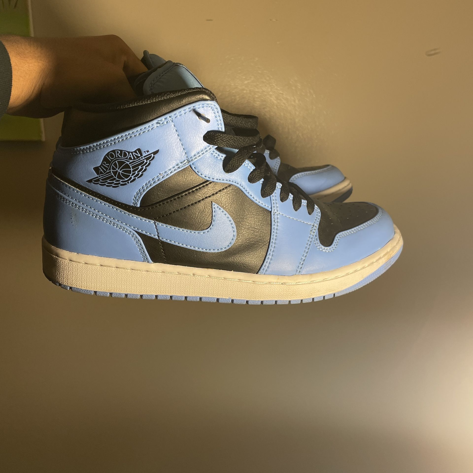 Jordan 1 Mid University, Size 9.5 Good Condition No Box