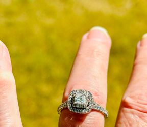 14k Beautiful Neil lane  Diamond Engagement Ring 