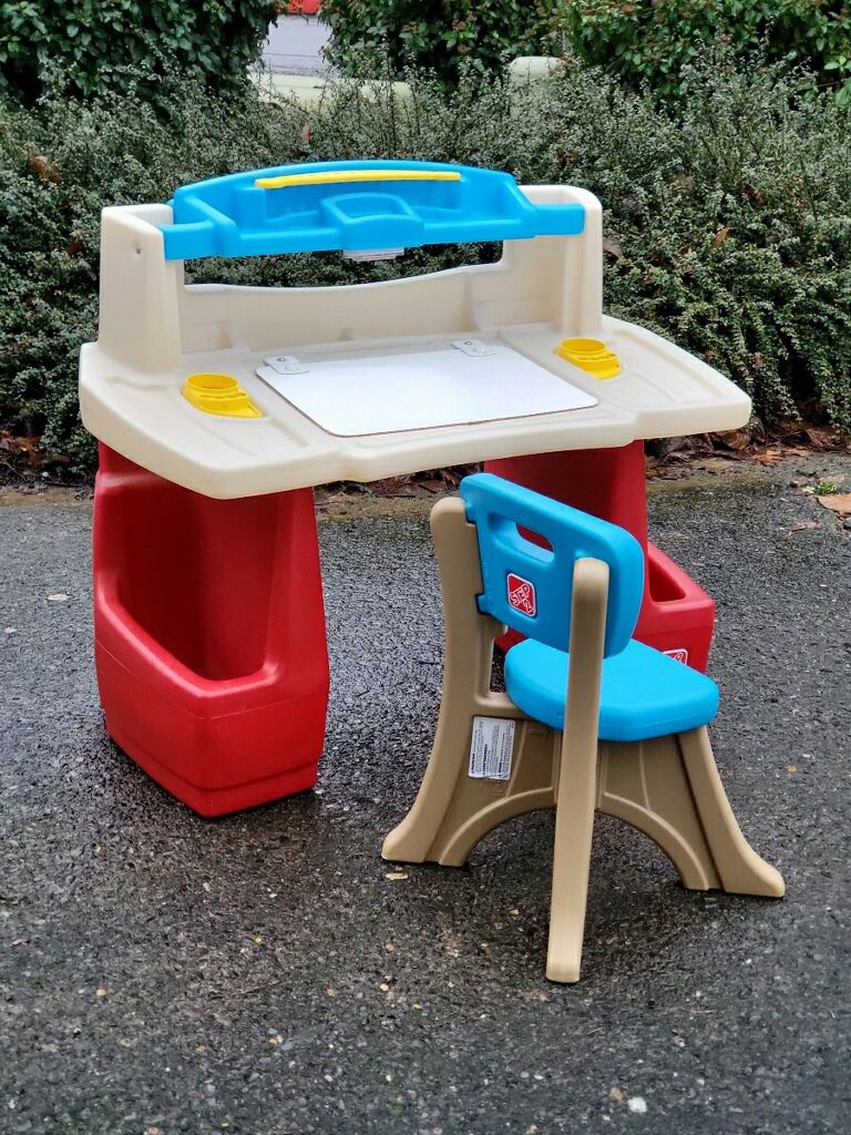 Children’s Desk and Chair Little Tyke Desk 