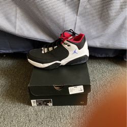 Size 8 Jordan Max Aura3