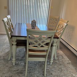 Beautiful Table With 6 Chairs And 2 Leaves 