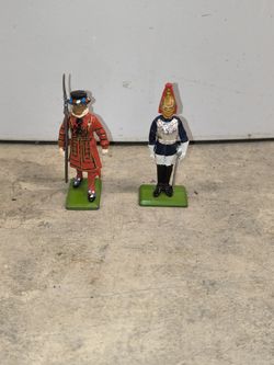 A Pair Of 1973 Britains LTD Made In England Lead Soldier 3 inches Figures