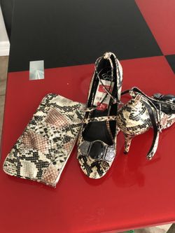 BCBG HIGH HEELS SNAKE PRINT. SIZE 7.5