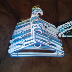 80 Brand New Plastic Hangers For Only 20$