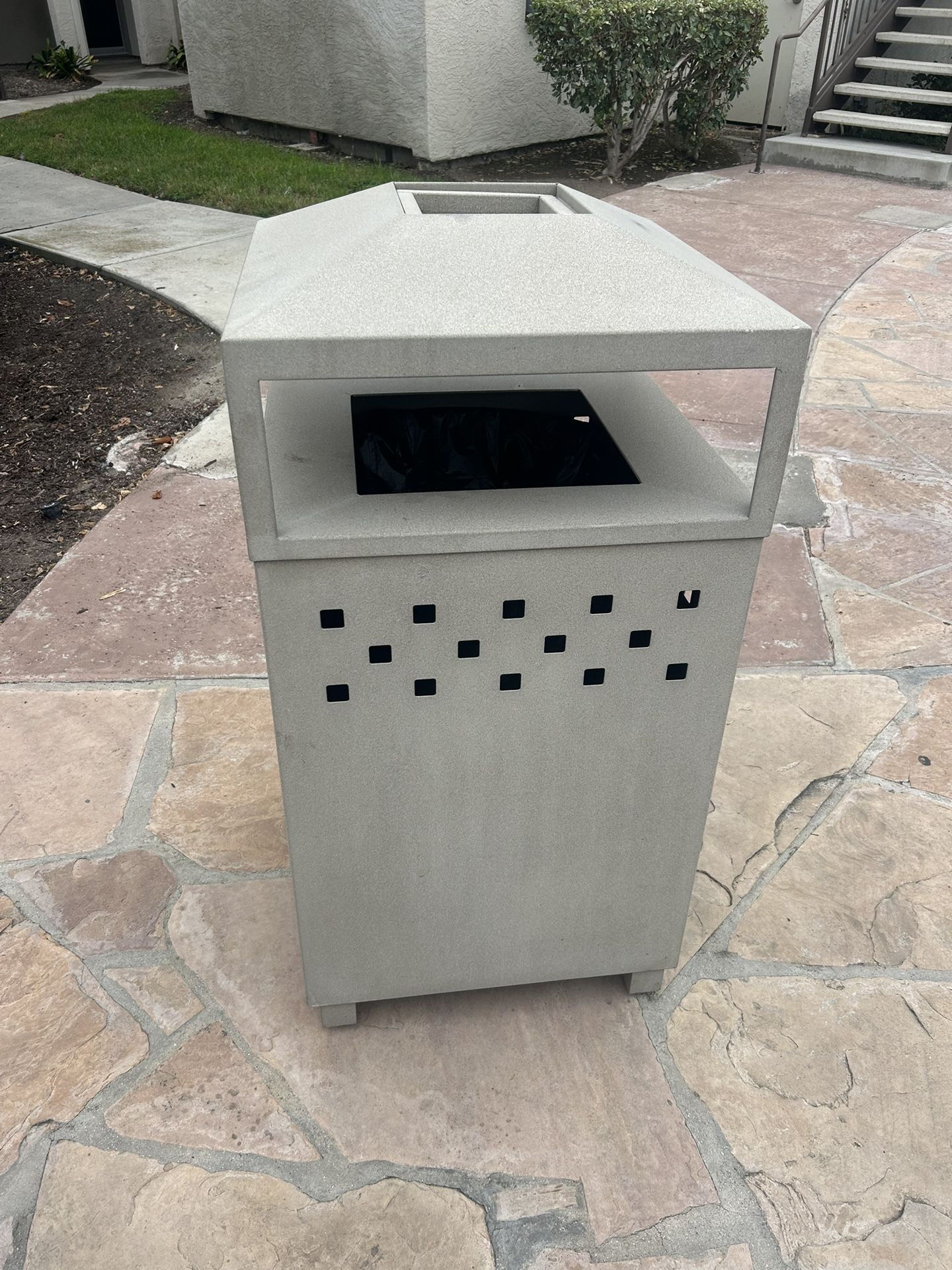 5 Sillas De Aluminio Y Un Bote De Basura X. $250.  Todo Es De Aluminio 