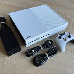 ***NO TRADES!!!*** 500 GB white Xbox One console with Lunar White controller ***NO TRADES!!!***