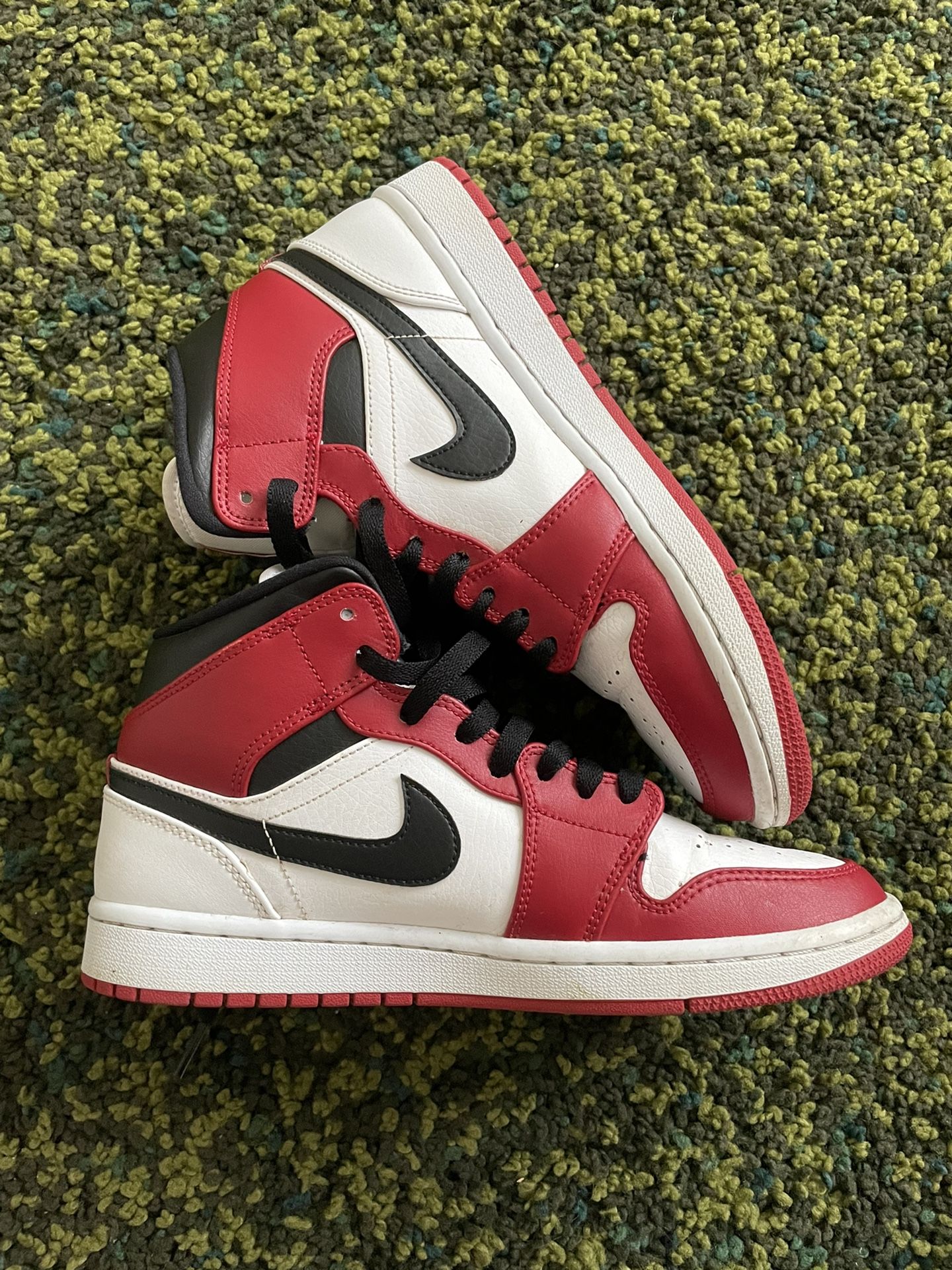 Jordan 1 Mid Chicago 