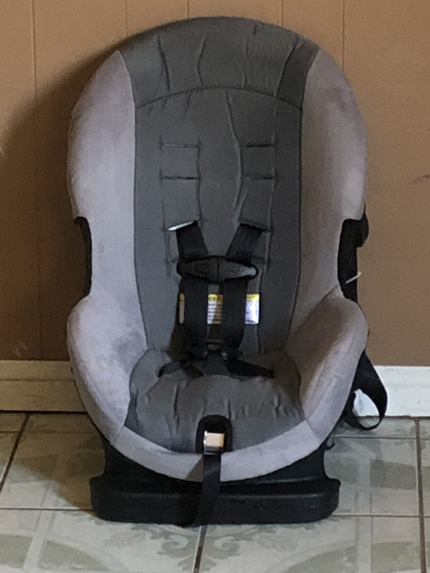 LIKE NEW CONVERTIBLE CAR SEAT!!!!