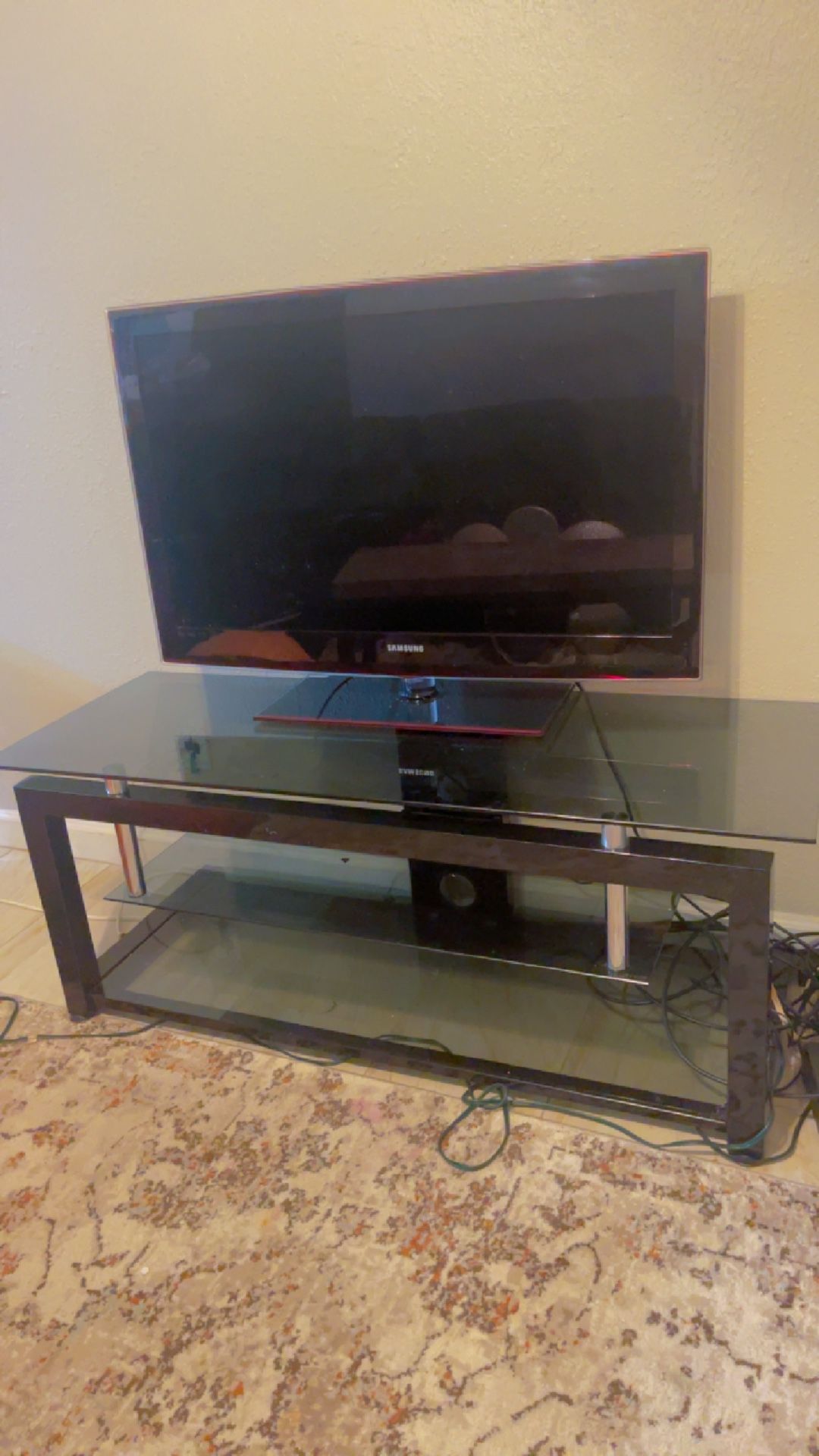 32 Inches Samsung TV With Stand tV For Sale