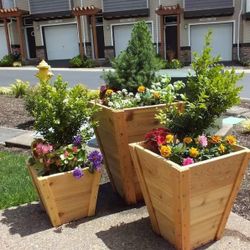 Custom Beautiful privacy wall Tomato Tower Planter Box Garden Bed Decor Outdoor Design cedar redwood