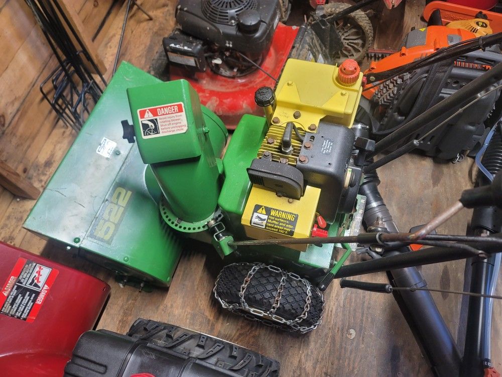 John Deere 522 Snow Blower with Chains