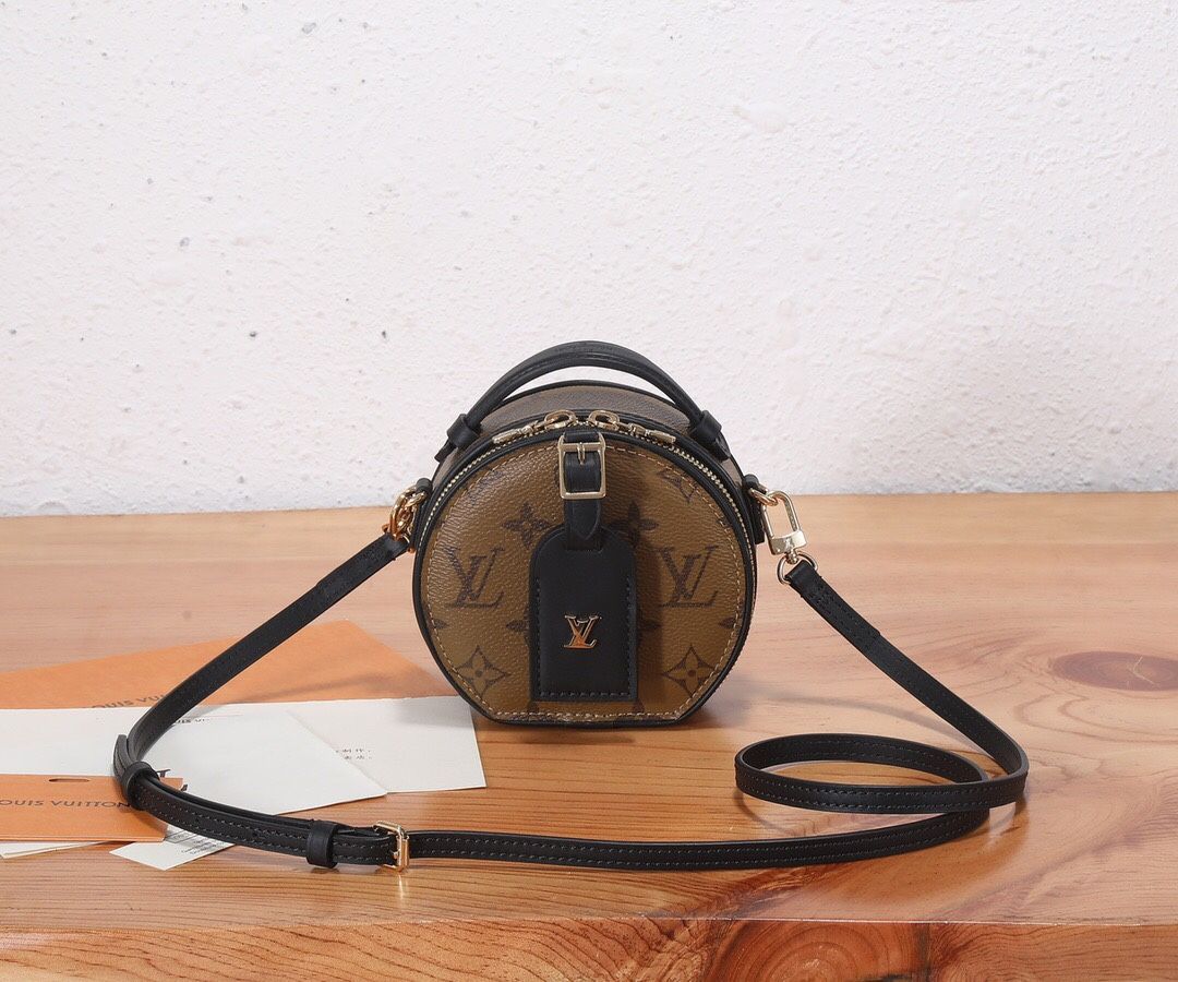 A fashionable and versatile bag