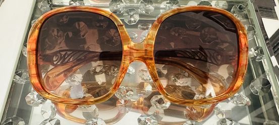 Wildfox LIZ Oversized Apricot Square Sunglass for Sale in  display picture 2