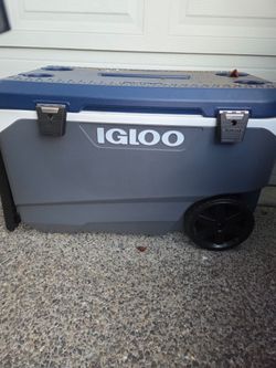 Igloo MaxCold Latitude 90-Quart Roller Cooler