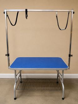 Dog grooming table
