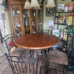 Dining Room Table & Chairs 