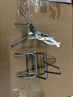 2x Mole Traps