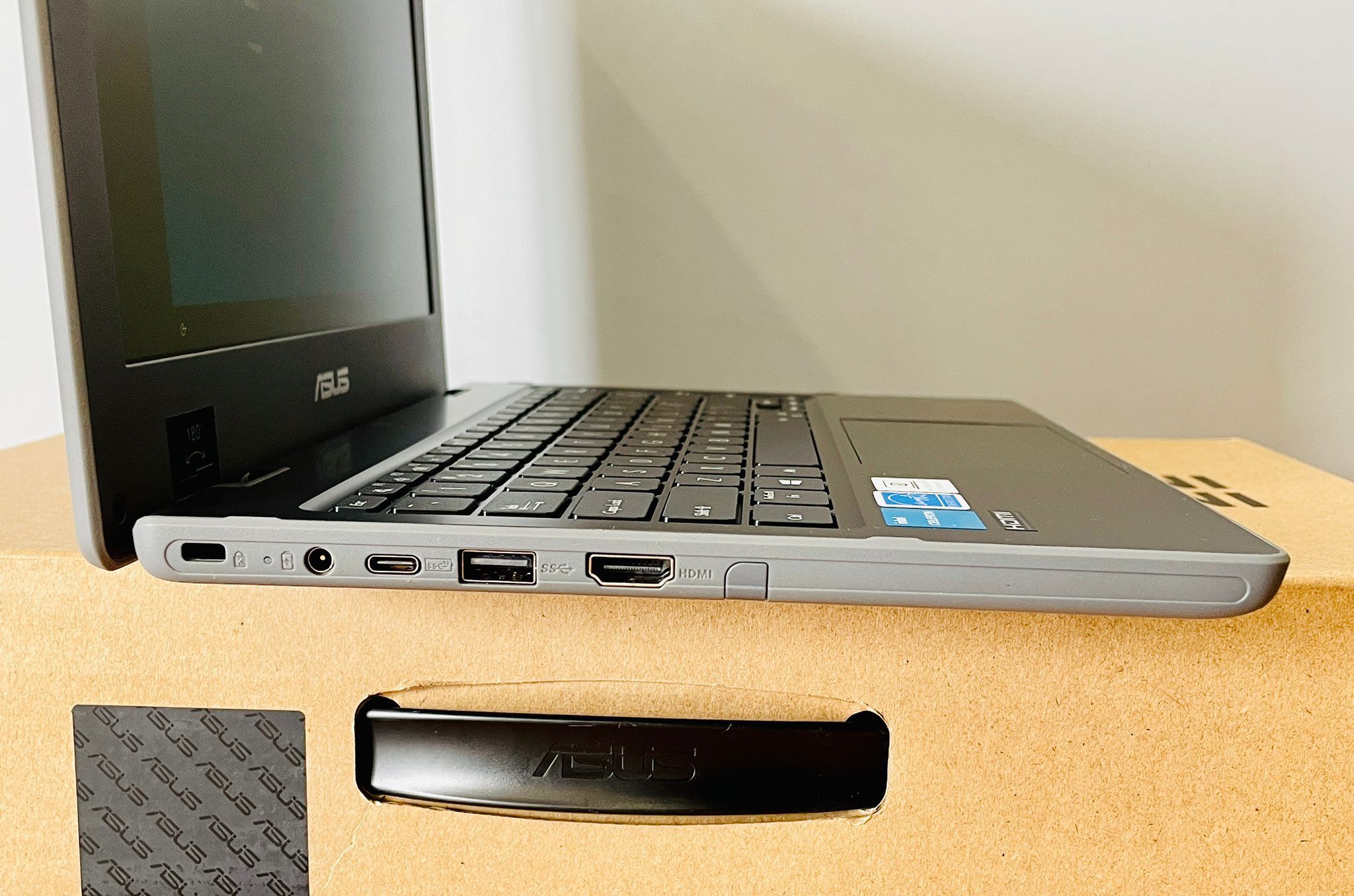 ASUS 4GB DDR4 128GB SSD Windows 10 Pro Brand New BR1100CKA