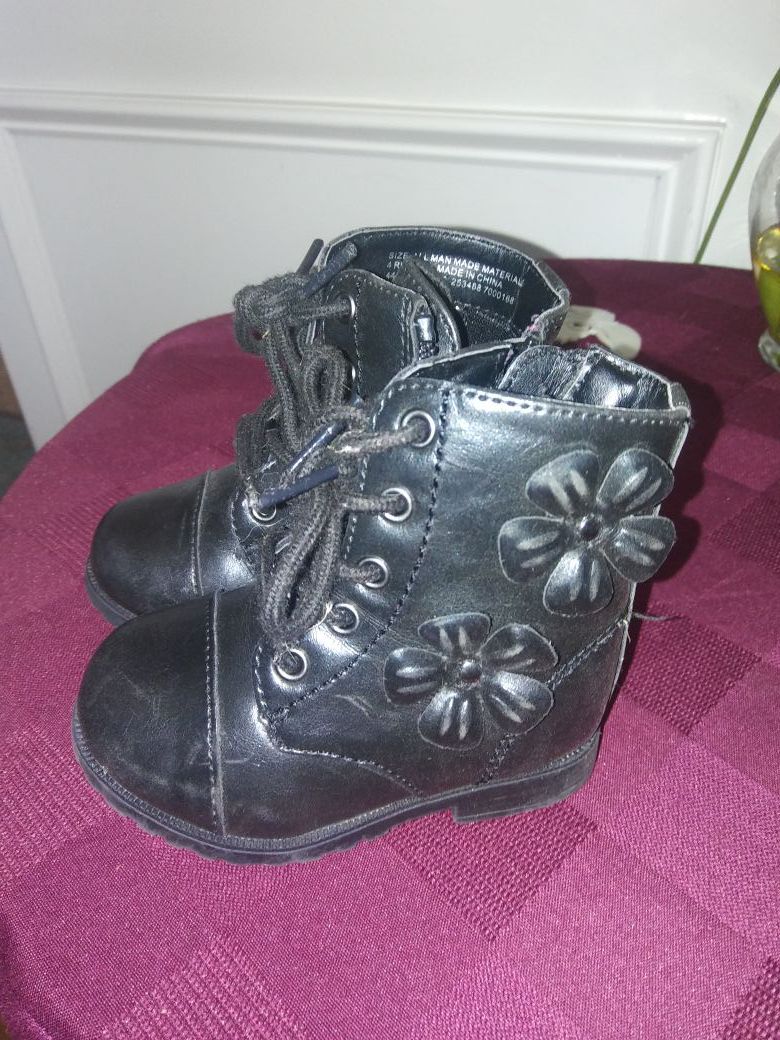 Flowered leather boots for toddlers
