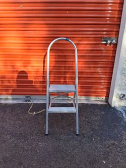 Foldup step stool pickup 3-8:30 pm rainbow/charleston cash only moving sale