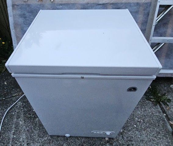 Chest FREEZER: IGLOO