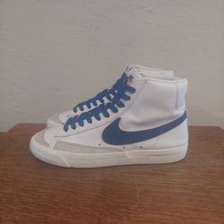 Nike Blazer Mid '77 Vintage Fashion Sneakers 
Women's Size 9