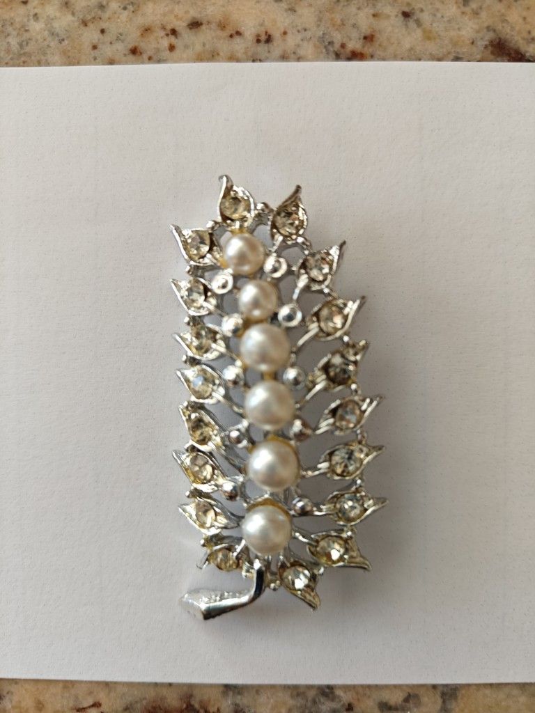 Vintage Simulated Pearl Rhinestone Brooch