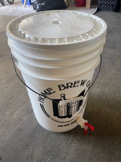 Beer fermenting bucket